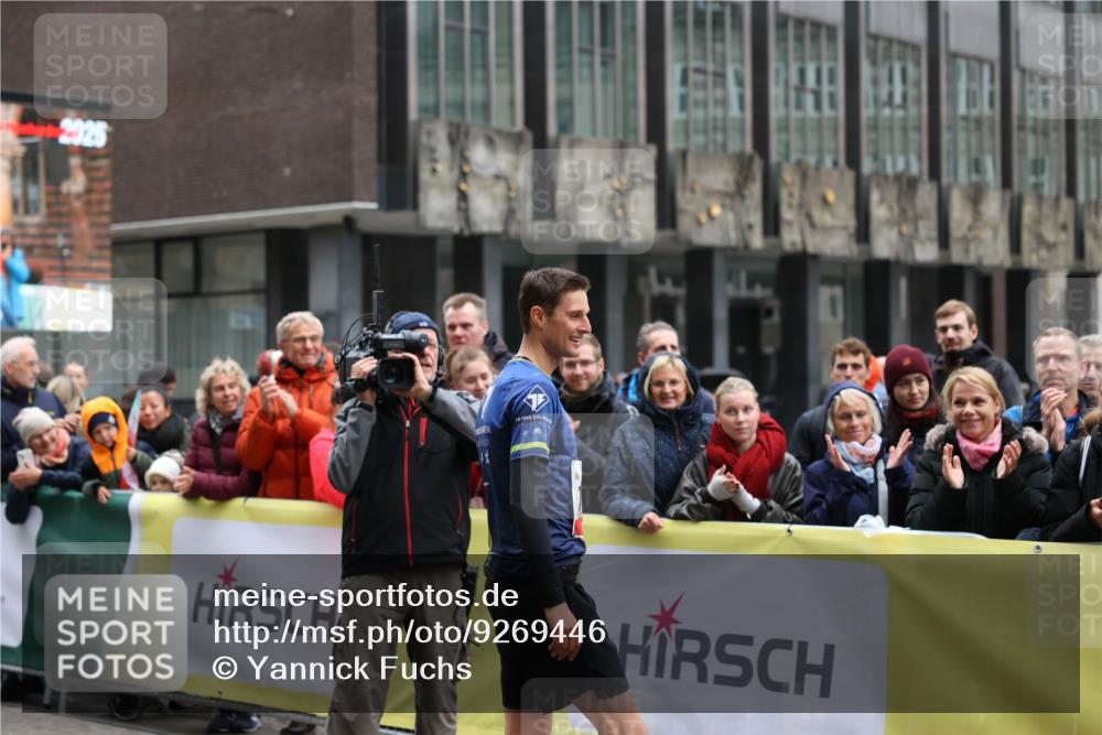 05.10.2025 - 20. swb-Marathon Bremen Yannick Fuchs http://msf.ph/oto/9269446 05.10.2025 12:14:24 Ziel  meine-sportfotos.de