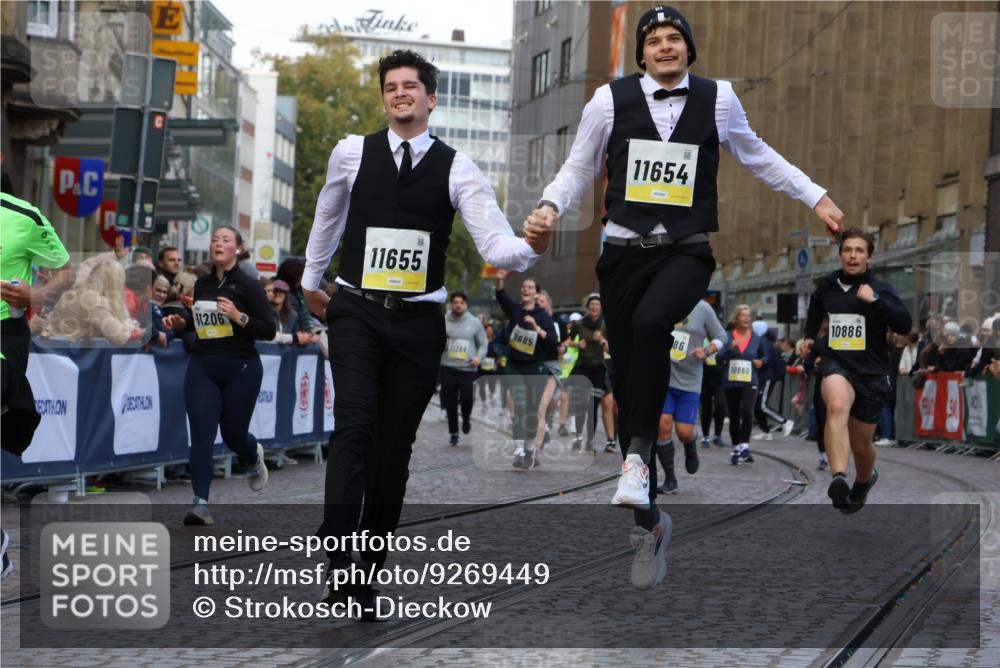 05.10.2025 - 20. swb-Marathon Bremen Strokosch-Dieckow http://msf.ph/oto/9269449 05.10.2025 11:09:43 Ziel 9001, 9538, 9731, 9732, 9887, 10245, 10316, 10412, 10672, 10881, 10886, 11206, 11407, 11654, 11655, 11664 meine-sportfotos.de