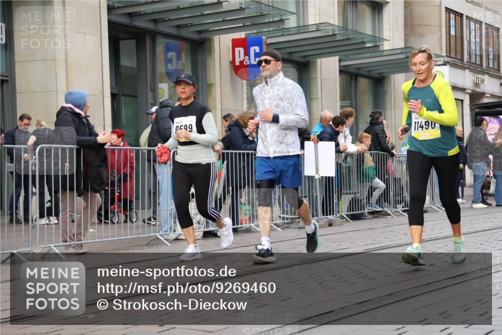 05.10.2025 - 20. swb-Marathon Bremen Strokosch-Dieckow http://msf.ph/oto/9269460 05.10.2025 11:07:42 Ziel 8123, 9212, 9557, 9599, 9617, 9874, 10125, 10135, 10365, 10366, 10706, 10782, 10783, 10866, 11019, 11309, 11490, 11670, 11677, 8123, 9212, 9557, 9599, 9617, 9874, 10125, 10135, 10365, 10366, 10706, 10782, 10783, 10866, 11019, 11309, 11490, 11670, 11677 meine-sportfotos.de