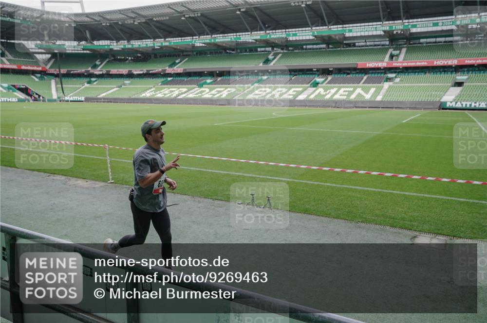 05.10.2025 - 20. swb-Marathon Bremen Michael Burmester http://msf.ph/oto/9269463 05.10.2025 12:39:00 Laufen im Stadion 193, 685, 1329, 1352, 1520, 2940, 3975, 4629, 4807, 5074, 6541, 7551, 7999, 8341, 9082, 383, 1005, 1058, 1379, 1833 meine-sportfotos.de