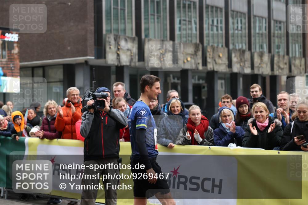 05.10.2025 - 20. swb-Marathon Bremen Yannick Fuchs http://msf.ph/oto/9269467 05.10.2025 12:14:24 Ziel  meine-sportfotos.de
