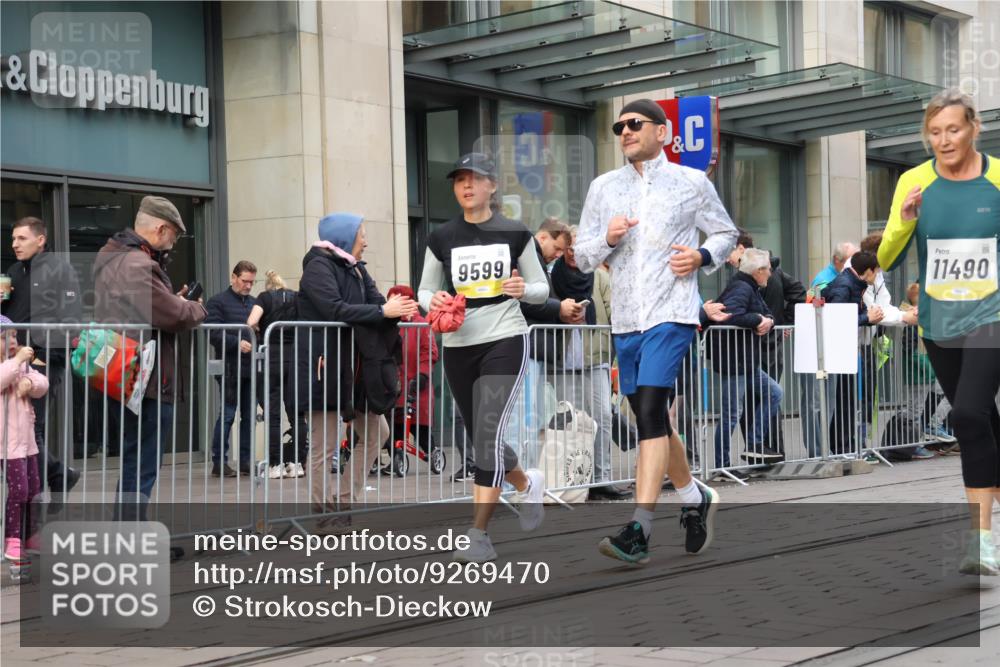 05.10.2025 - 20. swb-Marathon Bremen Strokosch-Dieckow http://msf.ph/oto/9269470 05.10.2025 11:07:42 Ziel 8123, 9212, 9557, 9599, 9617, 9874, 10125, 10135, 10365, 10366, 10706, 10782, 10783, 10866, 11019, 11309, 11490, 11670, 11677, 8123, 9212, 9557, 9599, 9617, 9874, 10125, 10135, 10365, 10366, 10706, 10782, 10783, 10866, 11019, 11309, 11490, 11670, 11677 meine-sportfotos.de