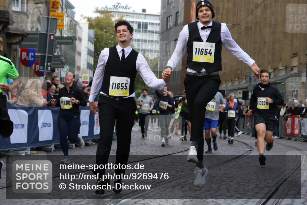 05.10.2025 - 20. swb-Marathon Bremen Strokosch-Dieckow http://msf.ph/oto/9269476 05.10.2025 11:09:43 Ziel 9001, 9538, 9731, 9732, 9887, 10245, 10316, 10412, 10672, 10881, 10886, 11206, 11407, 11654, 11655, 11664 meine-sportfotos.de