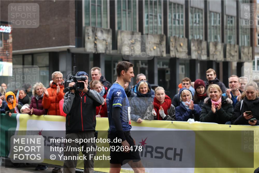 05.10.2025 - 20. swb-Marathon Bremen Yannick Fuchs http://msf.ph/oto/9269478 05.10.2025 12:14:24 Ziel  meine-sportfotos.de