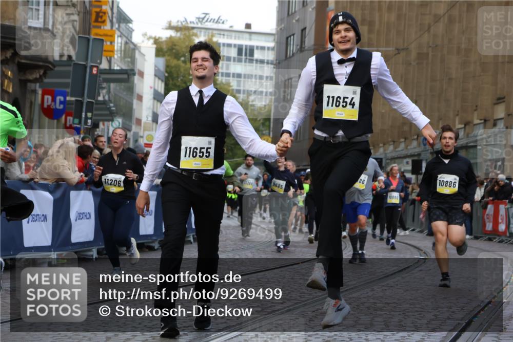 05.10.2025 - 20. swb-Marathon Bremen Strokosch-Dieckow http://msf.ph/oto/9269499 05.10.2025 11:09:43 Ziel 9001, 9538, 9731, 9732, 9887, 10245, 10316, 10412, 10672, 10881, 10886, 11206, 11407, 11654, 11655, 11664 meine-sportfotos.de