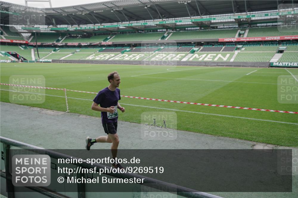 05.10.2025 - 20. swb-Marathon Bremen Michael Burmester http://msf.ph/oto/9269519 05.10.2025 12:39:07 Laufen im Stadion 193, 685, 1329, 1352, 1520, 2940, 3975, 4629, 4807, 5074, 6541, 7551, 7999, 8341, 9082, 383, 1005, 1379, 1833 meine-sportfotos.de