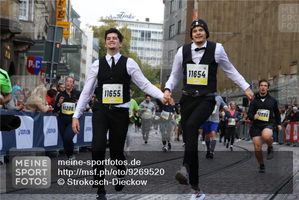 05.10.2025 - 20. swb-Marathon Bremen Strokosch-Dieckow http://msf.ph/oto/9269520 05.10.2025 11:09:43 Ziel 9001, 9538, 9731, 9732, 9887, 10245, 10316, 10412, 10672, 10881, 10886, 11206, 11407, 11654, 11655, 11664 meine-sportfotos.de