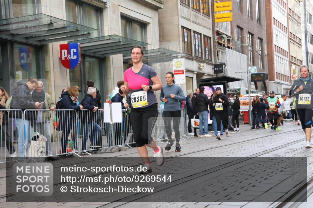 05.10.2025 - 20. swb-Marathon Bremen Strokosch-Dieckow http://msf.ph/oto/9269544 05.10.2025 11:07:45 Ziel 8123, 9212, 9519, 9557, 9599, 9617, 9874, 10125, 10135, 10365, 10366, 10706, 10782, 10783, 10866, 11019, 11232, 11309, 11490, 11670, 11677, 8123, 9212, 9519, 9557, 9599, 9617, 9874, 10125, 10135, 10365, 10366, 10706, 10782, 10783, 10866, 11019, 11232, 11309, 11490, 11670, 11677 meine-sportfotos.de