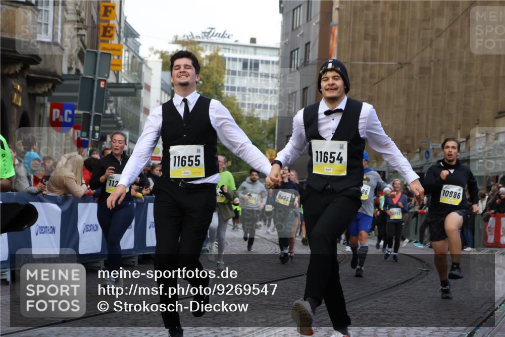 05.10.2025 - 20. swb-Marathon Bremen Strokosch-Dieckow http://msf.ph/oto/9269547 05.10.2025 11:09:43 Ziel 9001, 9538, 9731, 9732, 9887, 10245, 10316, 10412, 10672, 10881, 10886, 11206, 11407, 11654, 11655, 11664 meine-sportfotos.de