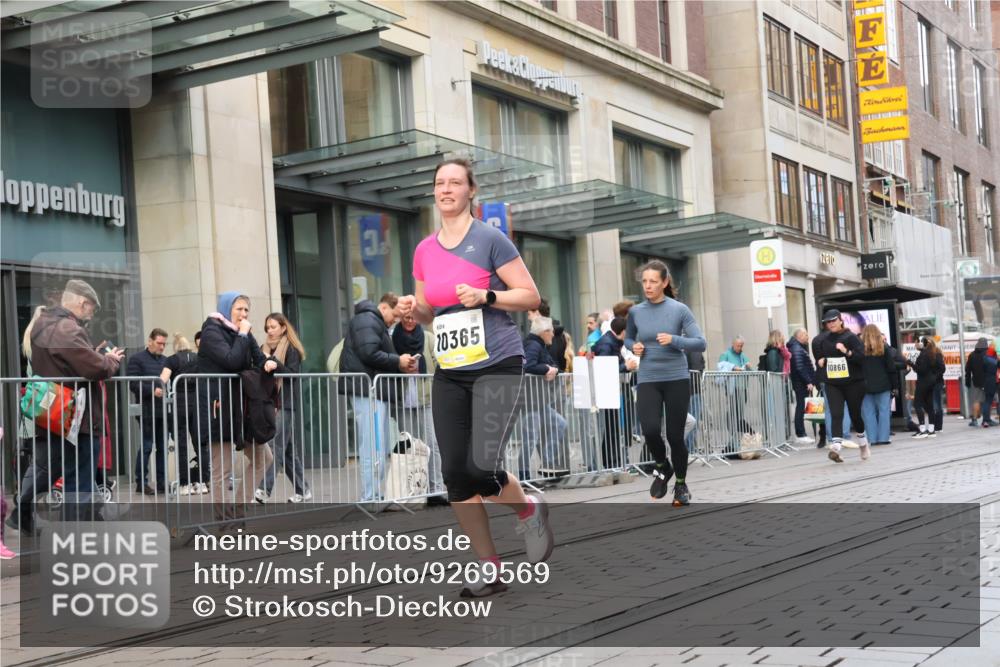 05.10.2025 - 20. swb-Marathon Bremen Strokosch-Dieckow http://msf.ph/oto/9269569 05.10.2025 11:07:46 Ziel 8123, 9212, 9401, 9519, 9557, 9599, 9617, 9874, 10125, 10135, 10365, 10366, 10706, 10782, 10783, 10866, 11019, 11232, 11309, 11490, 11670, 11677, 8123, 9212, 9401, 9519, 9557, 9599, 9617, 9874, 10125, 10135, 10365, 10366, 10706, 10782, 10783, 10866, 11019, 11232, 11309, 11490, 11670, 11677 meine-sportfotos.de
