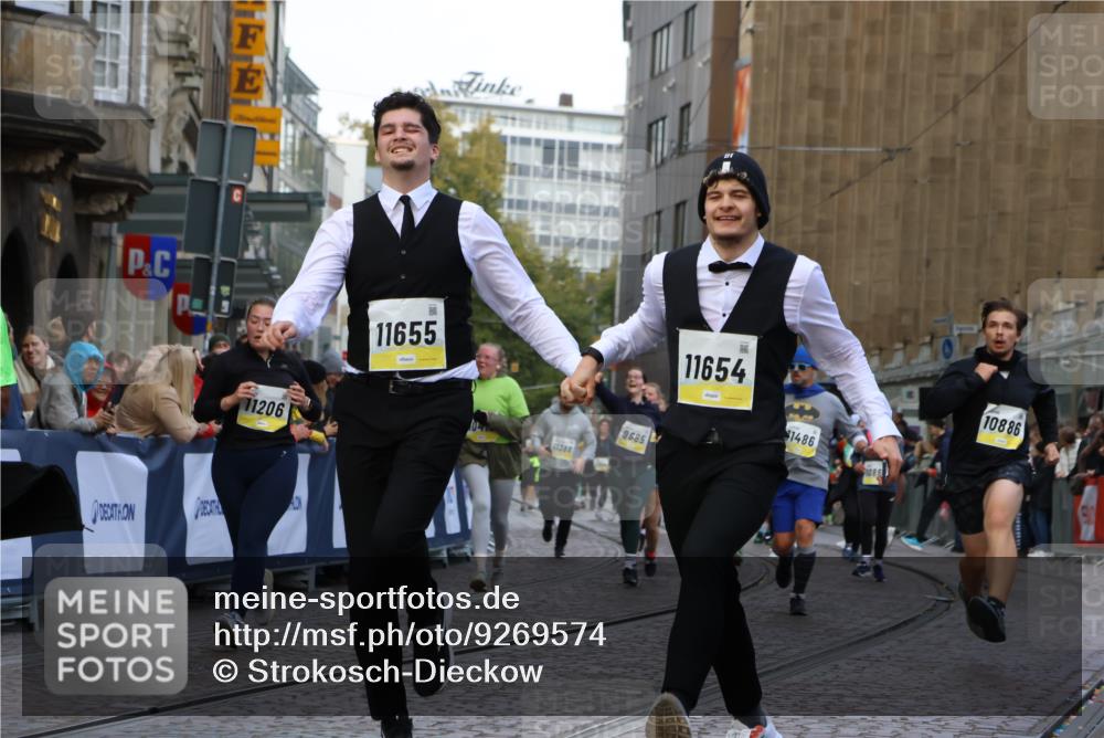 05.10.2025 - 20. swb-Marathon Bremen Strokosch-Dieckow http://msf.ph/oto/9269574 05.10.2025 11:09:43 Ziel 9001, 9538, 9731, 9732, 9887, 10245, 10316, 10412, 10672, 10881, 10886, 11206, 11407, 11654, 11655, 11664 meine-sportfotos.de