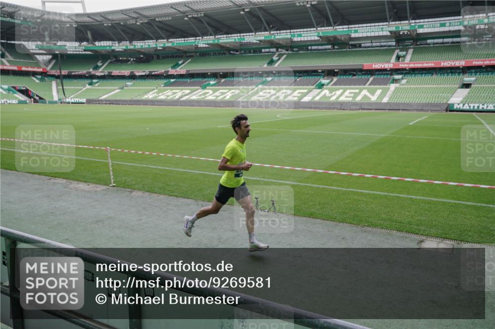 05.10.2025 - 20. swb-Marathon Bremen Michael Burmester http://msf.ph/oto/9269581 05.10.2025 12:39:35 Laufen im Stadion 236, 685, 826, 1198, 1329, 1345, 1352, 1626, 1925, 2940, 4030, 4629, 4807, 5074, 5240, 6541, 7551, 7999, 8341, 8849, 9082, 193, 3975, 5074 meine-sportfotos.de