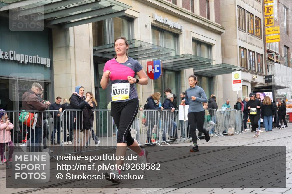 05.10.2025 - 20. swb-Marathon Bremen Strokosch-Dieckow http://msf.ph/oto/9269582 05.10.2025 11:07:46 Ziel 8123, 9212, 9401, 9519, 9557, 9599, 9617, 9874, 10125, 10135, 10365, 10366, 10706, 10782, 10783, 10866, 11019, 11232, 11309, 11490, 11670, 11677, 8123, 9212, 9401, 9519, 9557, 9599, 9617, 9874, 10125, 10135, 10365, 10366, 10706, 10782, 10783, 10866, 11019, 11232, 11309, 11490, 11670, 11677 meine-sportfotos.de
