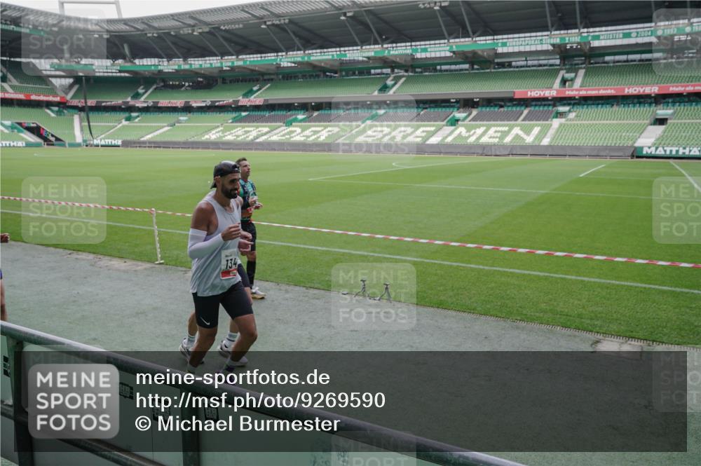 05.10.2025 - 20. swb-Marathon Bremen Michael Burmester http://msf.ph/oto/9269590 05.10.2025 12:39:41 Laufen im Stadion 236, 826, 1198, 1345, 1352, 1392, 1626, 1925, 2130, 4030, 4629, 4807, 5240, 7551, 7999, 8849, 9082, 193, 685, 1329, 2940, 3975, 5074, 6541, 8341 meine-sportfotos.de