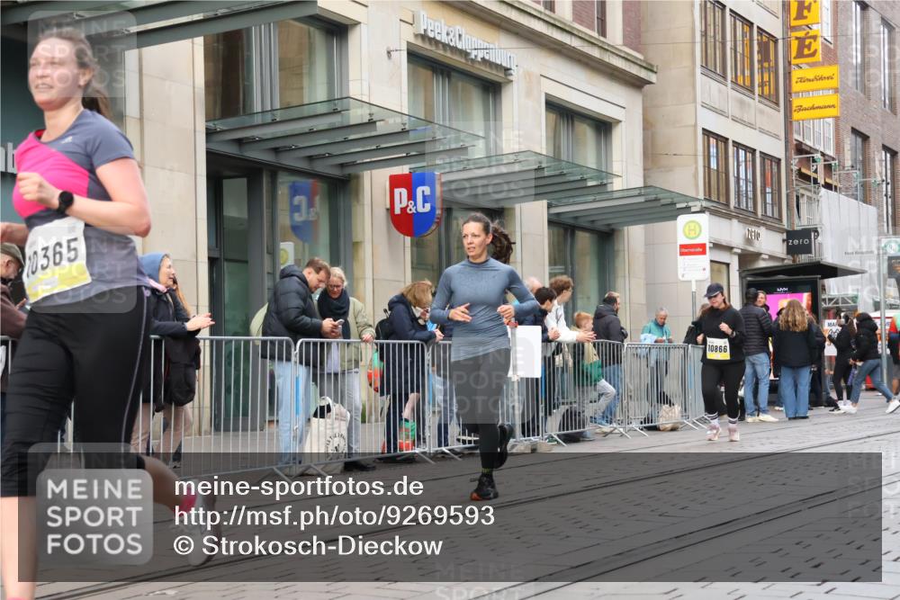 05.10.2025 - 20. swb-Marathon Bremen Strokosch-Dieckow http://msf.ph/oto/9269593 05.10.2025 11:07:46 Ziel 8123, 9212, 9401, 9519, 9557, 9599, 9617, 9874, 10125, 10135, 10365, 10366, 10706, 10782, 10783, 10866, 11019, 11232, 11309, 11490, 11670, 11677, 8123, 9212, 9401, 9519, 9557, 9599, 9617, 9874, 10125, 10135, 10365, 10366, 10706, 10782, 10783, 10866, 11019, 11232, 11309, 11490, 11670, 11677 meine-sportfotos.de