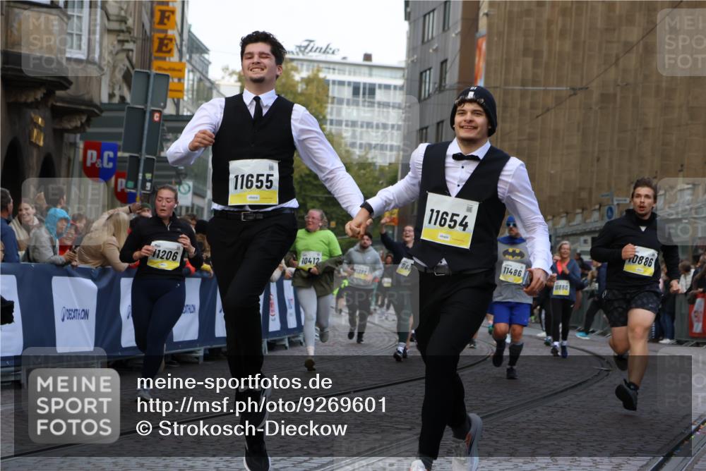 05.10.2025 - 20. swb-Marathon Bremen Strokosch-Dieckow http://msf.ph/oto/9269601 05.10.2025 11:09:43 Ziel 9001, 9538, 9731, 9732, 9887, 10245, 10316, 10412, 10672, 10881, 10886, 11206, 11407, 11654, 11655, 11664 meine-sportfotos.de