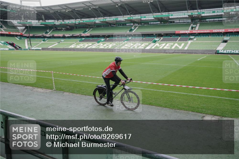 05.10.2025 - 20. swb-Marathon Bremen Michael Burmester http://msf.ph/oto/9269617 05.10.2025 12:39:44 Laufen im Stadion 236, 826, 1198, 1345, 1352, 1392, 1615, 1626, 1925, 2130, 4030, 4629, 4807, 5240, 7551, 8849, 9082, 193, 685, 1329, 1352, 2940, 3975, 5074, 6541, 7999, 8341 meine-sportfotos.de