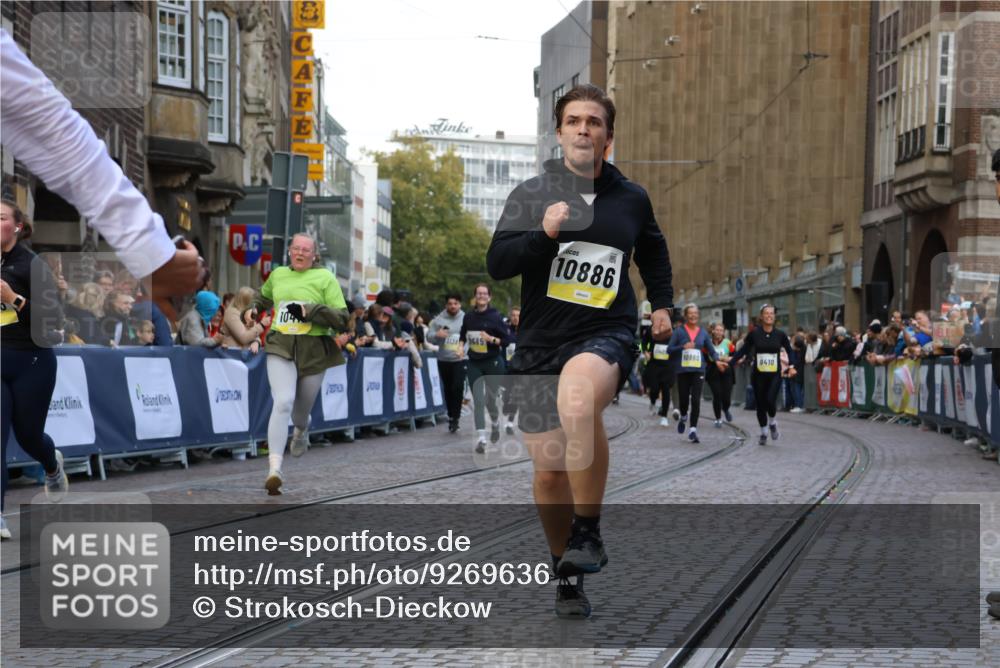 05.10.2025 - 20. swb-Marathon Bremen Strokosch-Dieckow http://msf.ph/oto/9269636 05.10.2025 11:09:46 Ziel 9001, 9410, 9538, 9685, 9887, 10316, 10412, 10448, 10672, 10827, 10881, 10886, 11206, 11219, 11486, 11654, 11655 meine-sportfotos.de