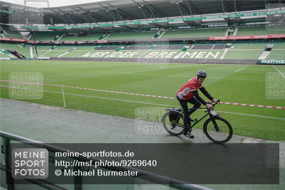 05.10.2025 - 20. swb-Marathon Bremen Michael Burmester http://msf.ph/oto/9269640 05.10.2025 12:39:44 Laufen im Stadion 236, 826, 1198, 1345, 1352, 1392, 1615, 1626, 1925, 2130, 4030, 4629, 4807, 5240, 7551, 8849, 9082, 193, 685, 1329, 1352, 2940, 3975, 5074, 6541, 7999, 8341 meine-sportfotos.de