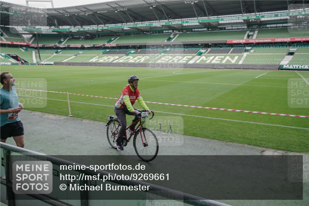 05.10.2025 - 20. swb-Marathon Bremen Michael Burmester http://msf.ph/oto/9269661 05.10.2025 12:39:47 Laufen im Stadion 236, 241, 826, 1198, 1345, 1392, 1615, 1626, 1925, 2130, 4030, 4629, 4807, 5240, 5595, 6444, 7213, 7551, 7883, 8849, 9082, 193, 685, 1329, 1352, 2940, 5074, 6541, 7999, 8341 meine-sportfotos.de