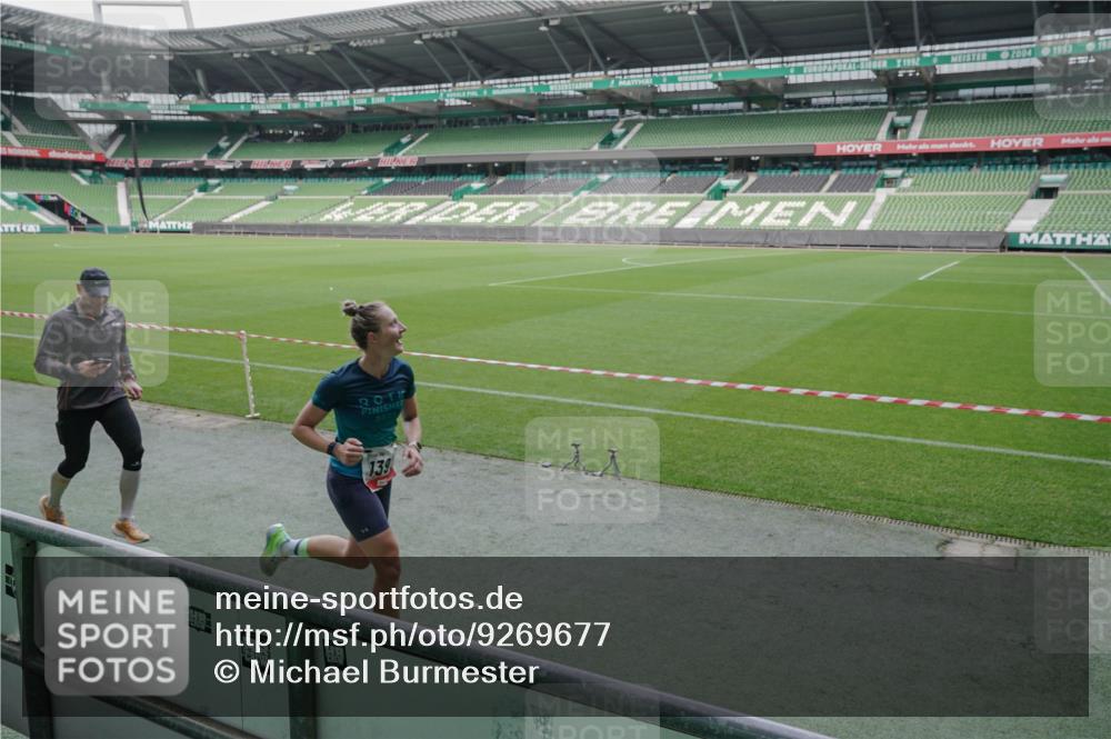 05.10.2025 - 20. swb-Marathon Bremen Michael Burmester http://msf.ph/oto/9269677 05.10.2025 12:39:52 Laufen im Stadion 133, 236, 241, 826, 1198, 1345, 1392, 1615, 1626, 1812, 1925, 2130, 4030, 4629, 5240, 5595, 6075, 6444, 7213, 7551, 7883, 8849, 193, 685, 1329, 1352, 2940, 4807, 5074, 6541, 7999, 8341, 9082 meine-sportfotos.de