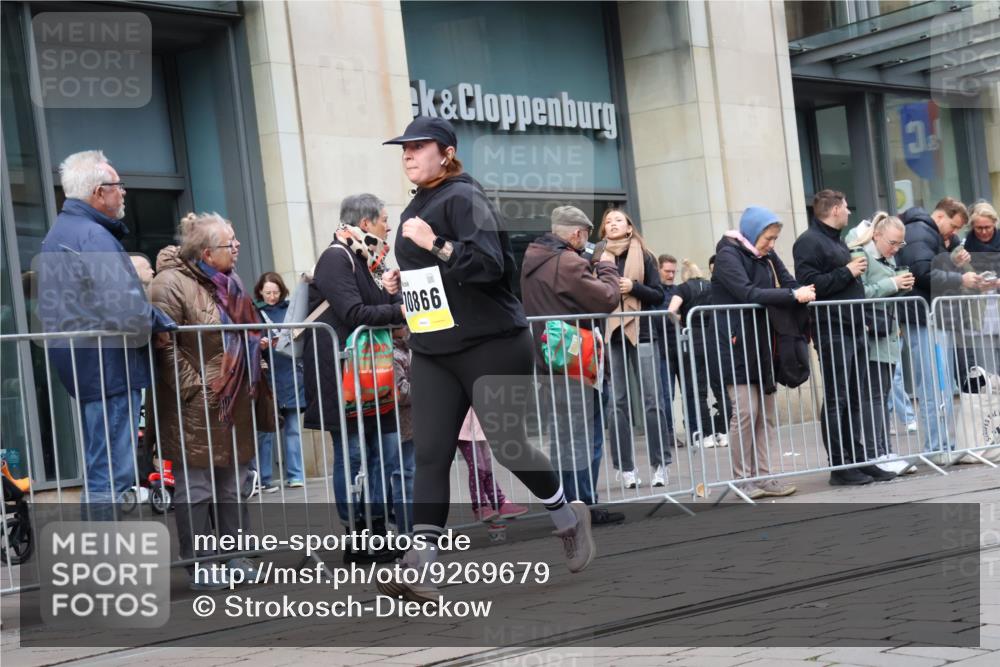 05.10.2025 - 20. swb-Marathon Bremen Strokosch-Dieckow http://msf.ph/oto/9269679 05.10.2025 11:07:50 Ziel 8123, 9353, 9401, 9519, 9557, 9599, 9617, 9874, 10125, 10132, 10365, 10706, 10782, 10783, 10866, 11019, 11097, 11232, 11309, 11490, 11670, 11671, 11677, 8123, 9353, 9401, 9519, 9557, 9599, 9617, 9874, 10125, 10132, 10365, 10706, 10782, 10783, 10866, 11019, 11097, 11232, 11309, 11490, 11670, 11671, 11677 meine-sportfotos.de