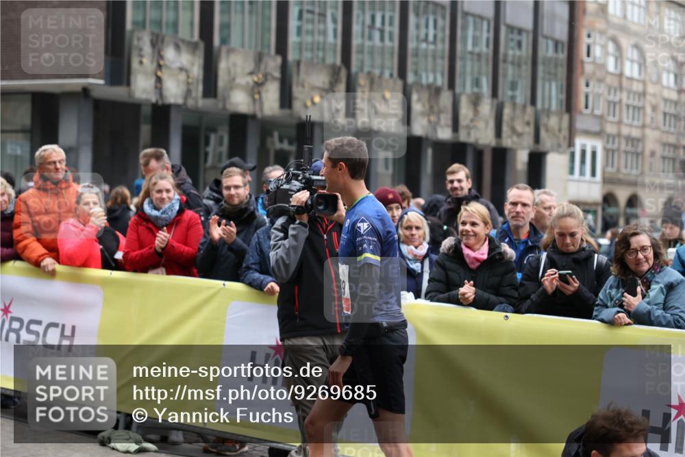 05.10.2025 - 20. swb-Marathon Bremen Yannick Fuchs http://msf.ph/oto/9269685 05.10.2025 12:14:36 Ziel  meine-sportfotos.de