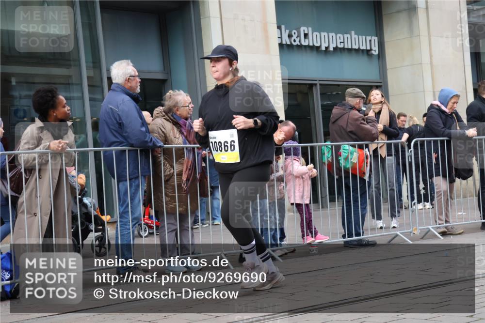 05.10.2025 - 20. swb-Marathon Bremen Strokosch-Dieckow http://msf.ph/oto/9269690 05.10.2025 11:07:50 Ziel 8123, 9353, 9401, 9519, 9557, 9599, 9617, 9874, 10125, 10132, 10365, 10706, 10782, 10783, 10866, 11019, 11097, 11232, 11309, 11490, 11670, 11671, 11677, 8123, 9353, 9401, 9519, 9557, 9599, 9617, 9874, 10125, 10132, 10365, 10706, 10782, 10783, 10866, 11019, 11097, 11232, 11309, 11490, 11670, 11671, 11677 meine-sportfotos.de