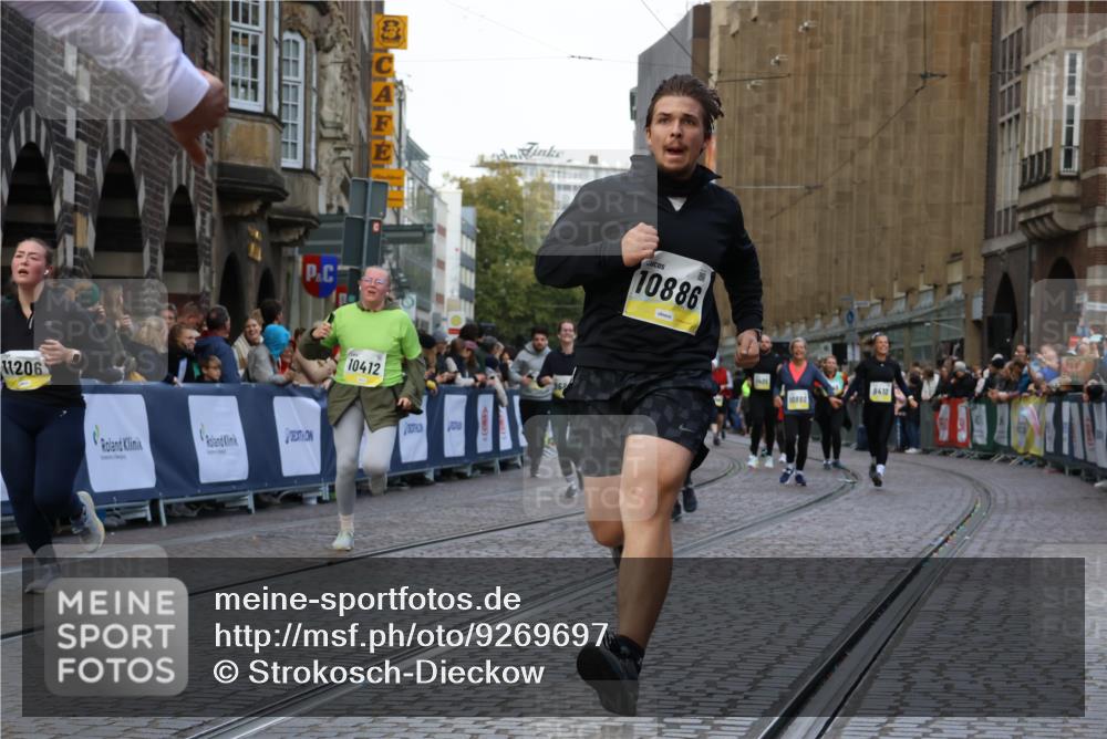 05.10.2025 - 20. swb-Marathon Bremen Strokosch-Dieckow http://msf.ph/oto/9269697 05.10.2025 11:09:46 Ziel 9001, 9410, 9538, 9685, 9887, 10316, 10412, 10448, 10672, 10827, 10881, 10886, 11206, 11219, 11486, 11654, 11655 meine-sportfotos.de