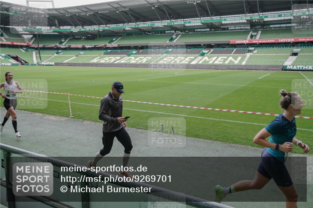 05.10.2025 - 20. swb-Marathon Bremen Michael Burmester http://msf.ph/oto/9269701 05.10.2025 12:39:53 Laufen im Stadion 133, 236, 241, 826, 1198, 1345, 1392, 1615, 1626, 1812, 1925, 2130, 4030, 4629, 5240, 5595, 6075, 6444, 7213, 7551, 7883, 8849, 685, 1329, 1352, 2940, 4807, 5074, 6541, 7999, 8341, 9082 meine-sportfotos.de