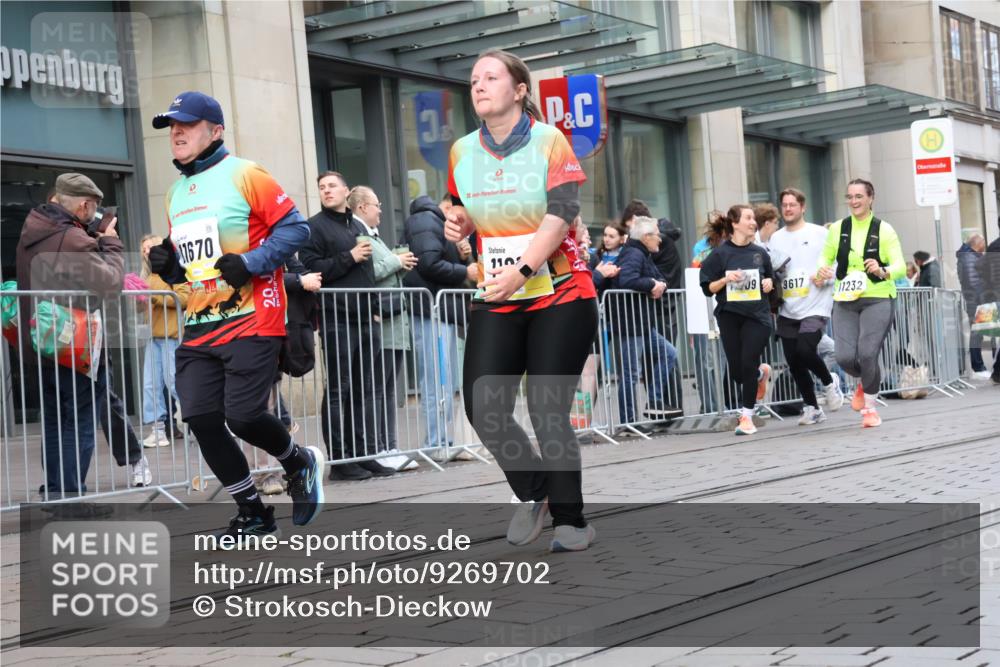 05.10.2025 - 20. swb-Marathon Bremen Strokosch-Dieckow http://msf.ph/oto/9269702 05.10.2025 11:07:53 Ziel 9186, 9353, 9401, 9519, 9557, 9599, 9617, 9874, 10125, 10132, 10365, 10866, 11019, 11097, 11232, 11309, 11490, 11670, 11671, 11677, 9186, 9353, 9401, 9519, 9557, 9599, 9617, 9874, 10125, 10132, 10365, 10866, 11019, 11097, 11232, 11309, 11490, 11670, 11671, 11677 meine-sportfotos.de