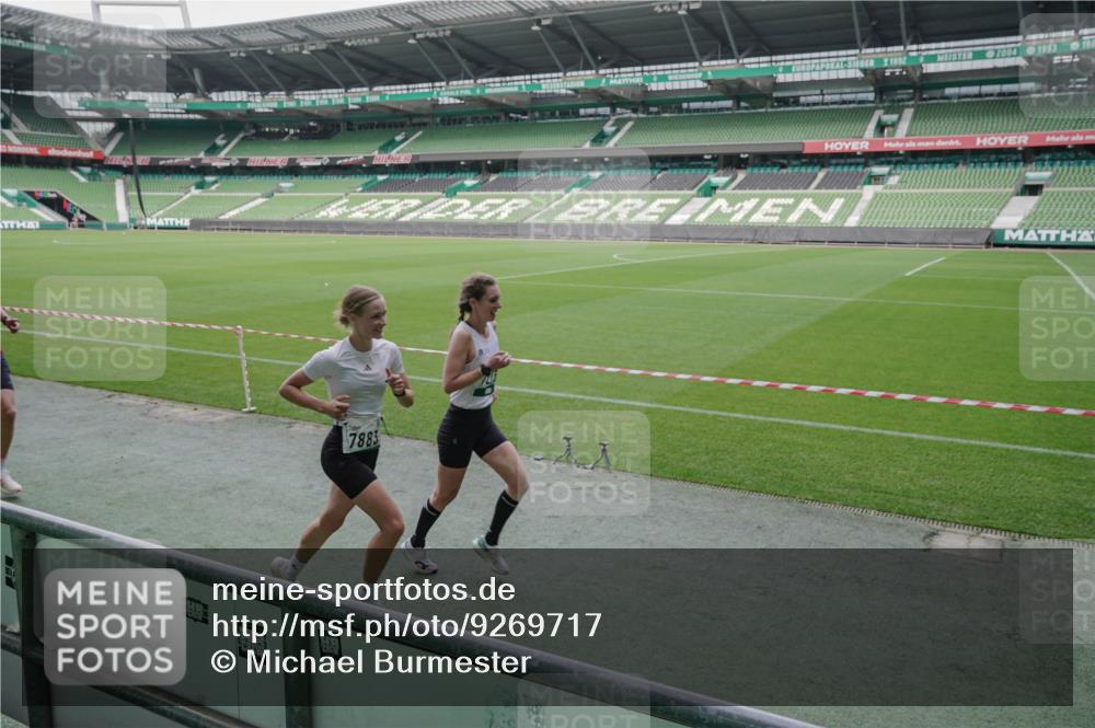 05.10.2025 - 20. swb-Marathon Bremen Michael Burmester http://msf.ph/oto/9269717 05.10.2025 12:39:54 Laufen im Stadion 133, 236, 241, 826, 1198, 1345, 1392, 1615, 1626, 1812, 1925, 2130, 4030, 4629, 5240, 5595, 6075, 6444, 7213, 7551, 7883, 8849, 685, 1329, 1352, 2940, 4807, 5074, 6541, 7999, 8341, 9082 meine-sportfotos.de