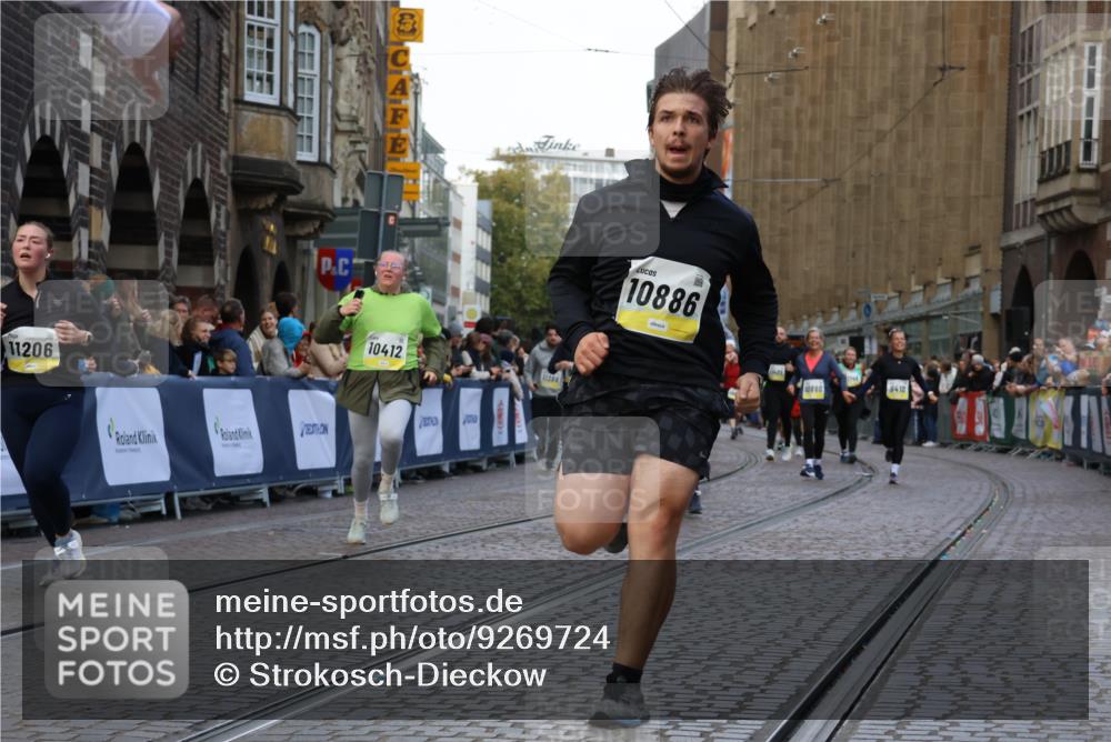 05.10.2025 - 20. swb-Marathon Bremen Strokosch-Dieckow http://msf.ph/oto/9269724 05.10.2025 11:09:46 Ziel 9001, 9410, 9538, 9685, 9887, 10316, 10412, 10448, 10672, 10827, 10881, 10886, 11206, 11219, 11486, 11654, 11655 meine-sportfotos.de