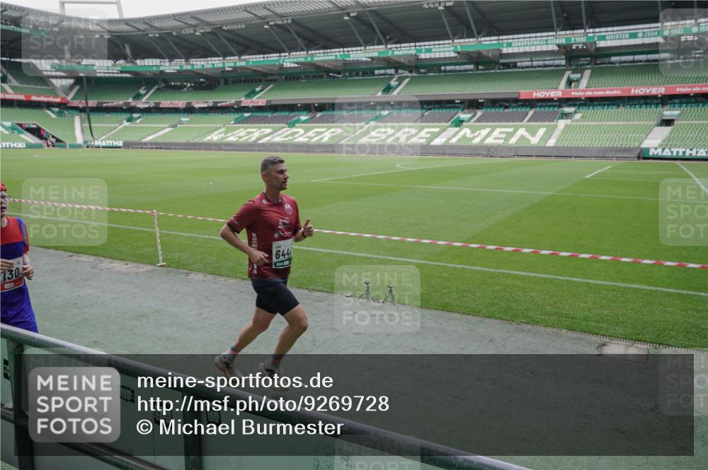 05.10.2025 - 20. swb-Marathon Bremen Michael Burmester http://msf.ph/oto/9269728 05.10.2025 12:39:55 Laufen im Stadion 133, 236, 241, 826, 1198, 1345, 1392, 1615, 1626, 1812, 1925, 2130, 4030, 4629, 5240, 5595, 6075, 6444, 7213, 7551, 7883, 8849, 685, 1329, 1352, 2940, 4807, 5074, 6541, 7999, 8341, 9082 meine-sportfotos.de