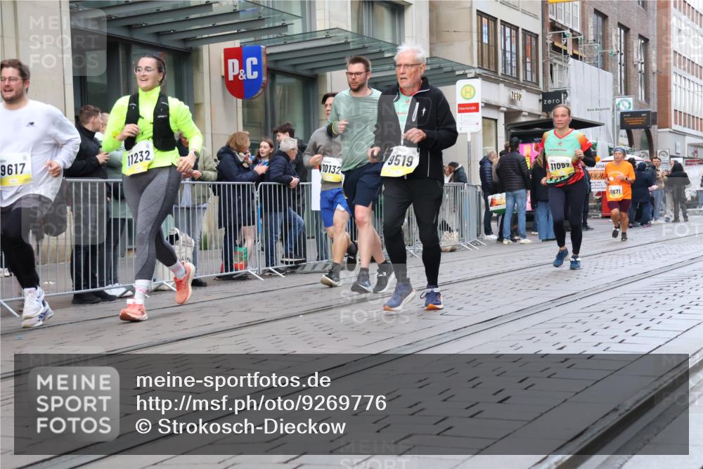 05.10.2025 - 20. swb-Marathon Bremen Strokosch-Dieckow http://msf.ph/oto/9269776 05.10.2025 11:07:55 Ziel 9186, 9353, 9401, 9519, 9552, 9557, 9599, 9617, 9874, 10125, 10132, 10866, 11019, 11097, 11232, 11309, 11490, 11670, 11671, 9186, 9353, 9401, 9519, 9552, 9557, 9599, 9617, 9874, 10125, 10132, 10866, 11019, 11097, 11232, 11309, 11490, 11670, 11671 meine-sportfotos.de