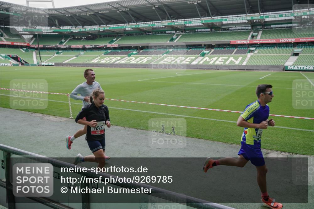 05.10.2025 - 20. swb-Marathon Bremen Michael Burmester http://msf.ph/oto/9269785 05.10.2025 12:40:01 Laufen im Stadion 133, 236, 241, 826, 1198, 1345, 1392, 1615, 1626, 1812, 1925, 2118, 2130, 4030, 5240, 5595, 6075, 6444, 7213, 7274, 7766, 7883, 8849, 1352, 4629, 4807, 7551, 7999, 9082 meine-sportfotos.de