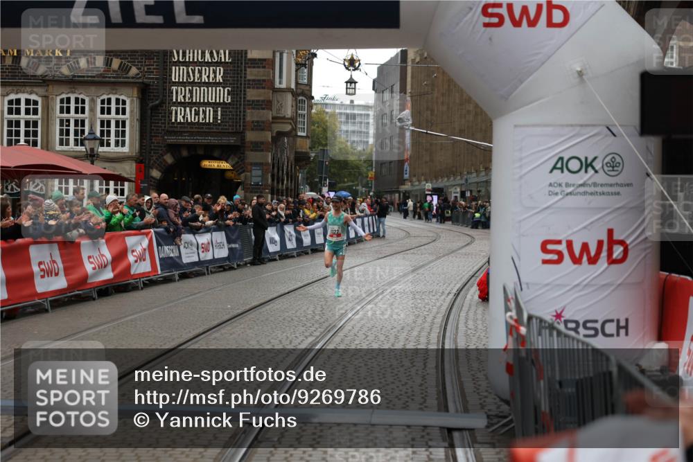 05.10.2025 - 20. swb-Marathon Bremen Yannick Fuchs http://msf.ph/oto/9269786 05.10.2025 12:14:45 Ziel 1122 meine-sportfotos.de