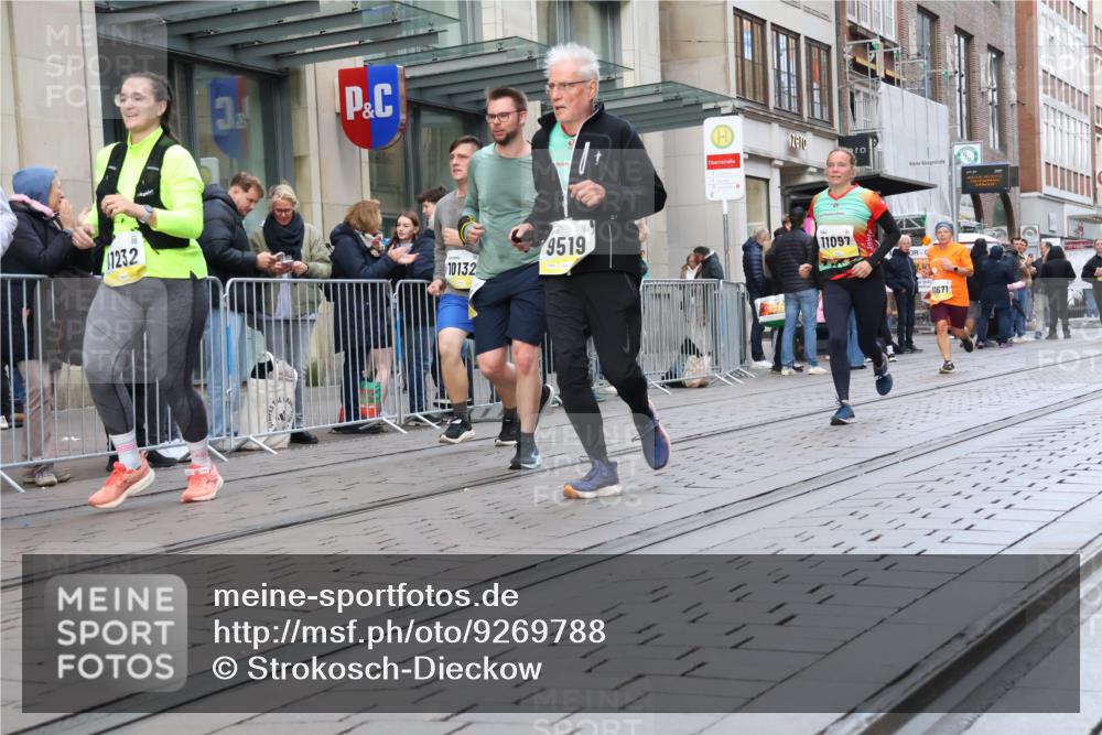 05.10.2025 - 20. swb-Marathon Bremen Strokosch-Dieckow http://msf.ph/oto/9269788 05.10.2025 11:07:55 Ziel 9186, 9353, 9401, 9519, 9552, 9557, 9599, 9617, 9874, 10125, 10132, 10866, 11019, 11097, 11232, 11309, 11490, 11670, 11671, 9186, 9353, 9401, 9519, 9552, 9557, 9599, 9617, 9874, 10125, 10132, 10866, 11019, 11097, 11232, 11309, 11490, 11670, 11671 meine-sportfotos.de