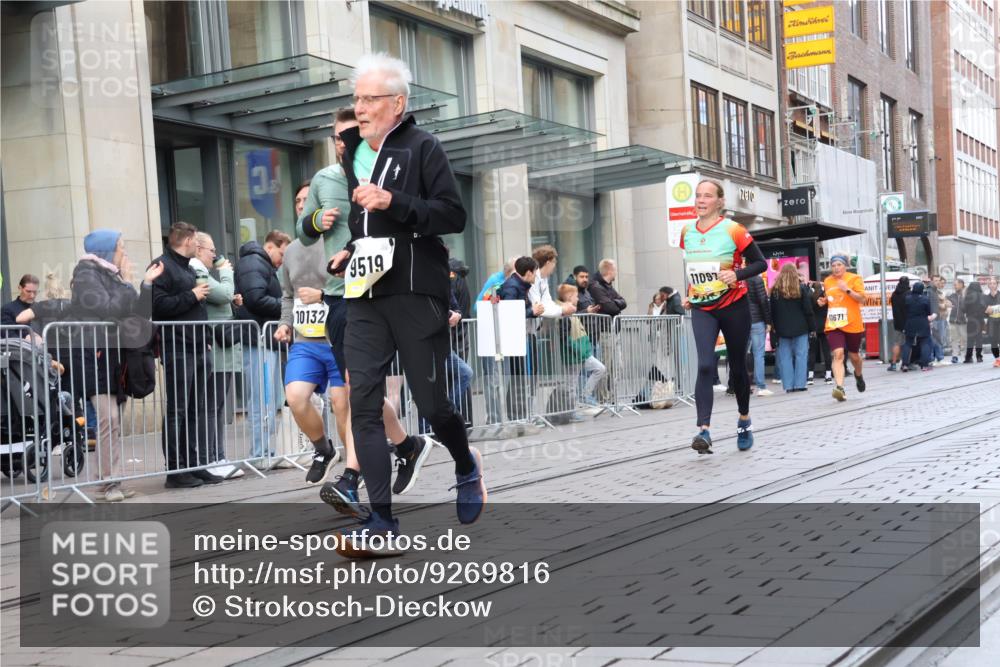 05.10.2025 - 20. swb-Marathon Bremen Strokosch-Dieckow http://msf.ph/oto/9269816 05.10.2025 11:07:56 Ziel 9186, 9353, 9401, 9519, 9552, 9557, 9599, 9617, 9874, 10125, 10132, 10866, 11019, 11097, 11232, 11309, 11670, 11671, 9186, 9353, 9401, 9519, 9552, 9557, 9599, 9617, 9874, 10125, 10132, 10866, 11019, 11097, 11232, 11309, 11670, 11671 meine-sportfotos.de
