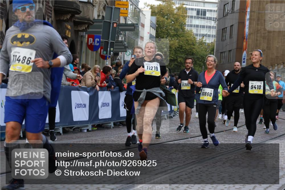 05.10.2025 - 20. swb-Marathon Bremen Strokosch-Dieckow http://msf.ph/oto/9269825 05.10.2025 11:09:50 Ziel 9410, 9685, 9972, 10448, 10827, 10860, 11206, 11219, 11381, 11486 meine-sportfotos.de