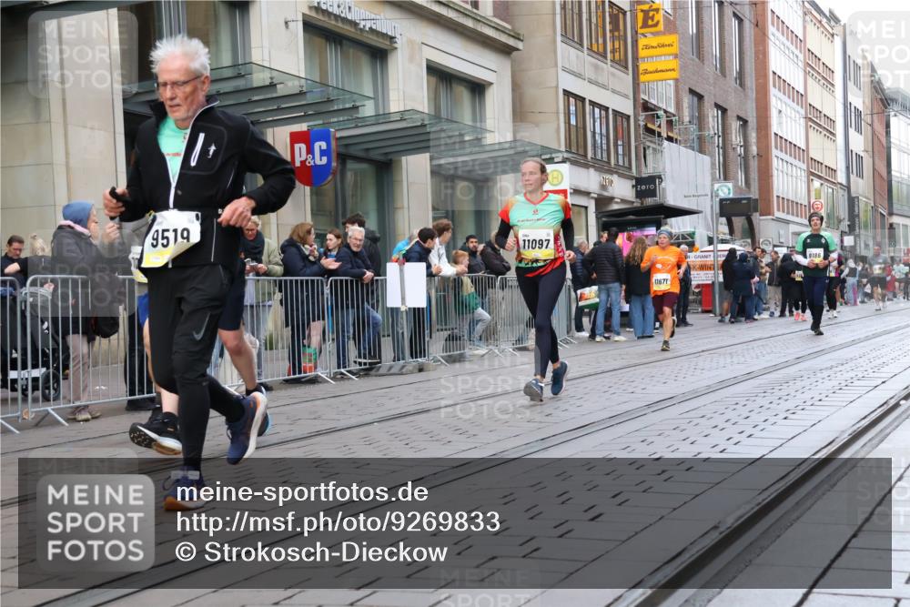 05.10.2025 - 20. swb-Marathon Bremen Strokosch-Dieckow http://msf.ph/oto/9269833 05.10.2025 11:07:56 Ziel 9186, 9353, 9401, 9519, 9552, 9557, 9599, 9617, 9874, 10125, 10132, 10866, 11019, 11097, 11232, 11309, 11670, 11671, 9186, 9353, 9401, 9519, 9552, 9557, 9599, 9617, 9874, 10125, 10132, 10866, 11019, 11097, 11232, 11309, 11670, 11671 meine-sportfotos.de