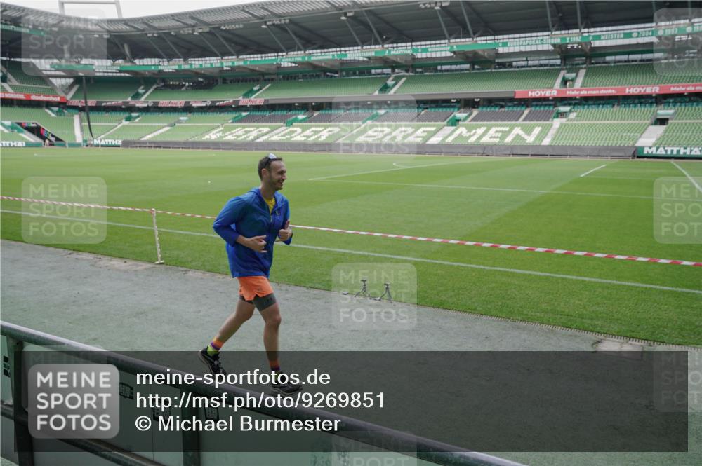 05.10.2025 - 20. swb-Marathon Bremen Michael Burmester http://msf.ph/oto/9269851 05.10.2025 12:40:13 Laufen im Stadion 46, 133, 236, 241, 826, 945, 1198, 1345, 1392, 1615, 1626, 1812, 2036, 2057, 2118, 2130, 4030, 5240, 5595, 6075, 6444, 7213, 7274, 7587, 7766, 7883, 8849, 1925, 4629, 7551 meine-sportfotos.de