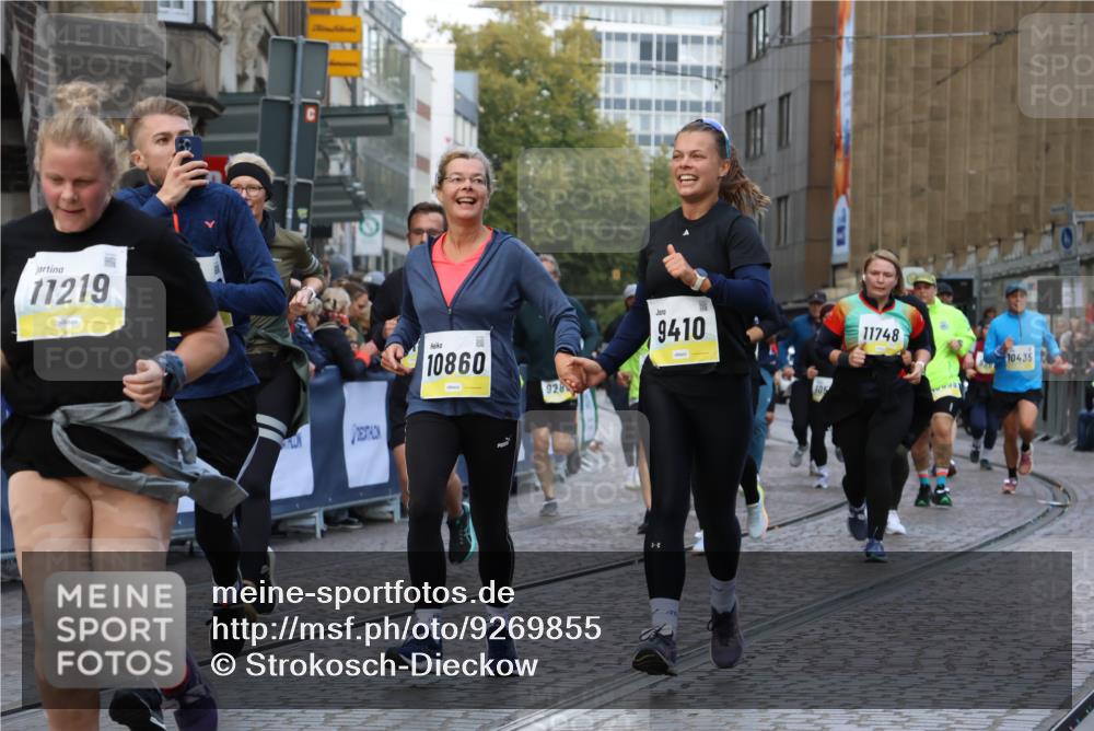 05.10.2025 - 20. swb-Marathon Bremen Strokosch-Dieckow http://msf.ph/oto/9269855 05.10.2025 11:09:52 Ziel 9410, 9685, 9760, 9972, 10435, 10448, 10515, 10827, 10860, 10885, 11219, 11381, 11405, 11486, 11748 meine-sportfotos.de