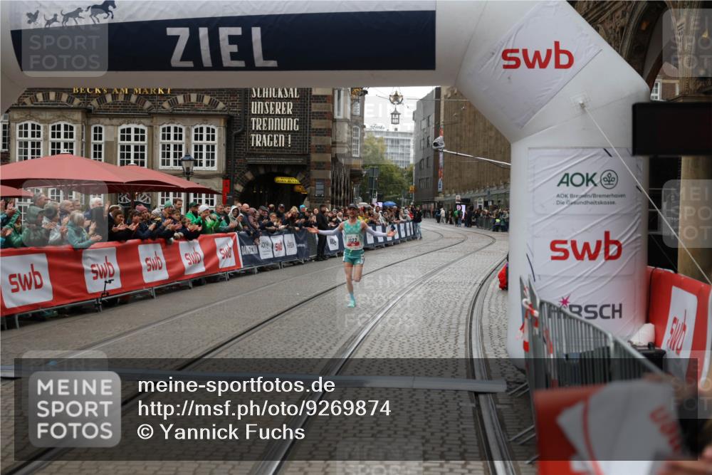 05.10.2025 - 20. swb-Marathon Bremen Yannick Fuchs http://msf.ph/oto/9269874 05.10.2025 12:14:46 Ziel 1122 meine-sportfotos.de