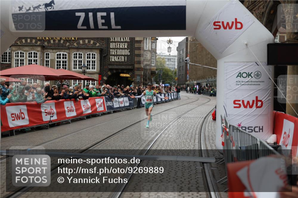 05.10.2025 - 20. swb-Marathon Bremen Yannick Fuchs http://msf.ph/oto/9269889 05.10.2025 12:14:46 Ziel 1122 meine-sportfotos.de