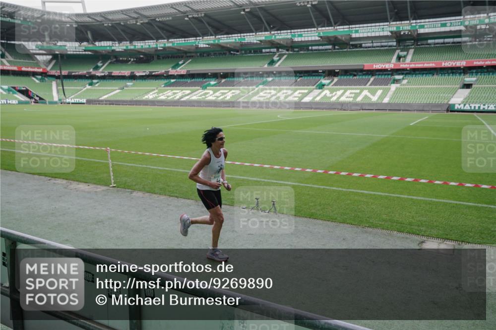 05.10.2025 - 20. swb-Marathon Bremen Michael Burmester http://msf.ph/oto/9269890 05.10.2025 12:40:26 Laufen im Stadion 45, 46, 133, 236, 241, 623, 945, 1392, 1615, 1812, 2036, 2057, 2118, 2130, 2169, 5595, 6075, 6444, 7213, 7274, 7587, 7766, 7883, 8849, 826, 1198, 1345, 1626, 1925, 4030, 5240, 8849 meine-sportfotos.de