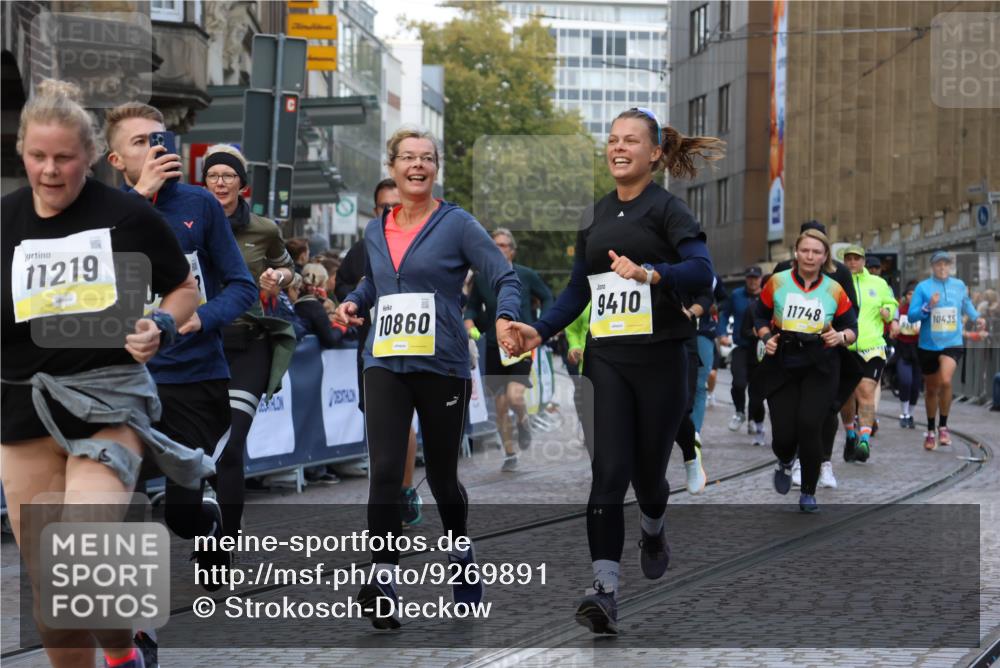 05.10.2025 - 20. swb-Marathon Bremen Strokosch-Dieckow http://msf.ph/oto/9269891 05.10.2025 11:09:52 Ziel 9410, 9685, 9760, 9972, 10435, 10448, 10515, 10827, 10860, 10885, 11219, 11381, 11405, 11486, 11748 meine-sportfotos.de