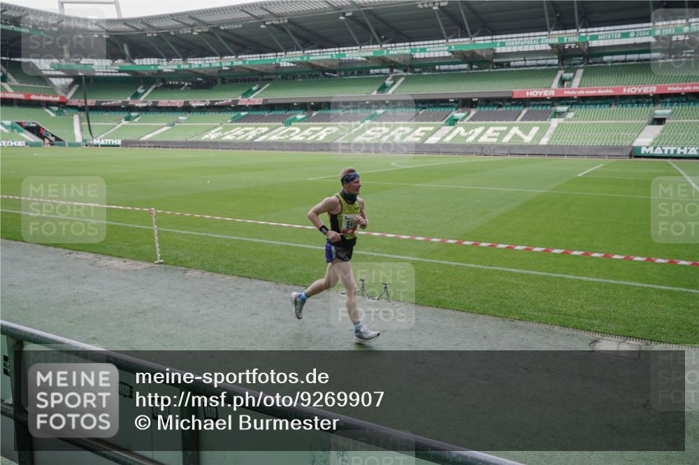 05.10.2025 - 20. swb-Marathon Bremen Michael Burmester http://msf.ph/oto/9269907 05.10.2025 12:40:29 Laufen im Stadion 45, 46, 133, 241, 623, 689, 945, 1392, 1615, 1812, 2036, 2057, 2118, 2130, 2169, 4375, 5595, 6075, 6444, 7213, 7274, 7587, 7766, 7883, 236, 826, 1198, 1345, 1626, 1925, 4030, 5240, 8849 meine-sportfotos.de