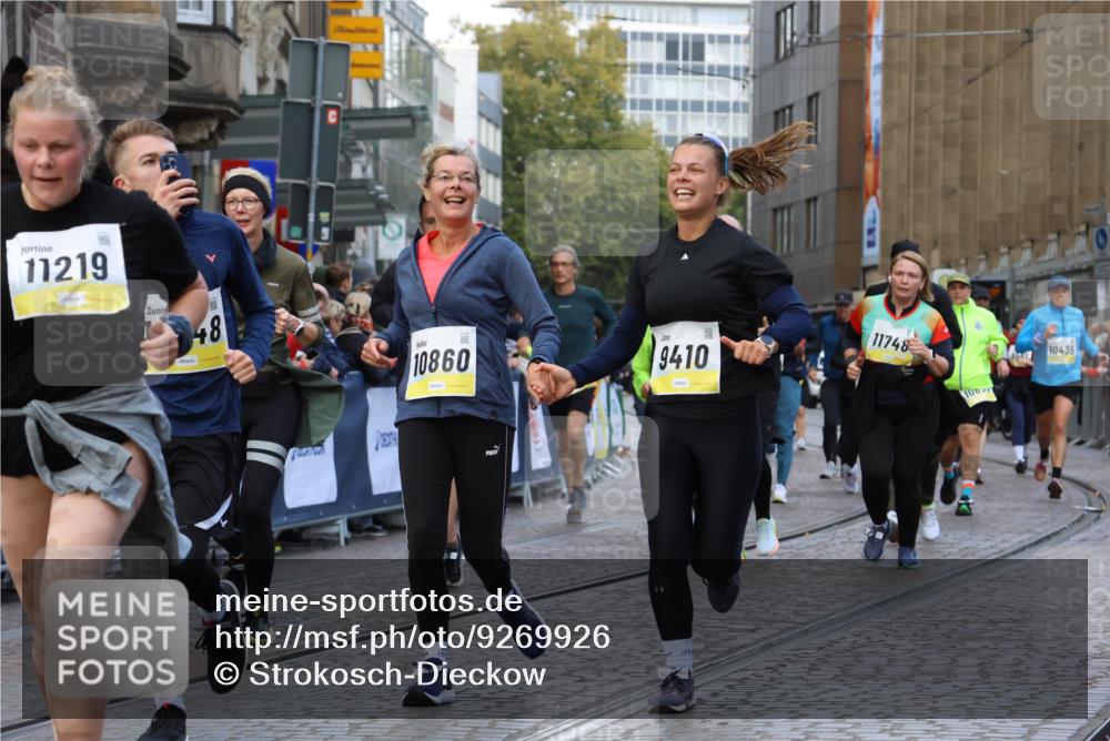 05.10.2025 - 20. swb-Marathon Bremen Strokosch-Dieckow http://msf.ph/oto/9269926 05.10.2025 11:09:52 Ziel 9410, 9685, 9760, 9972, 10435, 10448, 10515, 10827, 10860, 10885, 11219, 11381, 11405, 11486, 11748 meine-sportfotos.de