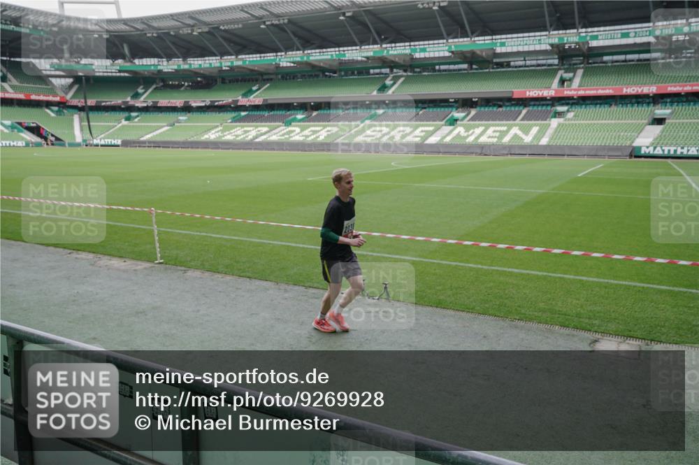 05.10.2025 - 20. swb-Marathon Bremen Michael Burmester http://msf.ph/oto/9269928 05.10.2025 12:40:33 Laufen im Stadion 45, 46, 133, 241, 623, 689, 945, 1392, 1615, 1812, 2036, 2048, 2057, 2064, 2118, 2130, 2169, 2497, 2670, 4375, 5595, 6075, 6444, 7213, 7274, 7587, 7766, 7883, 236, 826, 1198, 1345, 1626, 4030, 5240, 8849 meine-sportfotos.de